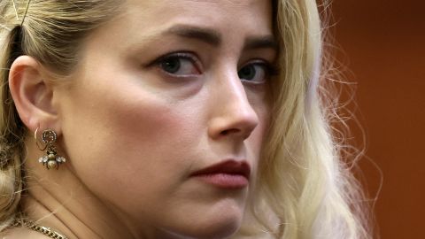 Amber Heard esperando por el veredicto del jurado que decidió que tanto Johnny Depp como ella se habían difamado mutuamente después del juicio civil en Fairfax, Virginia.