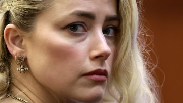 Amber Heard esperando por el veredicto del jurado que decidió que tanto Johnny Depp como ella se habían difamado mutuamente después del juicio civil en Fairfax, Virginia.