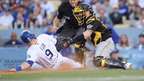 Gavin Lux, de los Dodgers, fue puesto out por el catcher Tyler Heineman, de Pittsburgh.