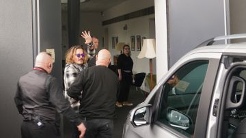 Johnny Depp saludando a las cámaras en su llegada al recinto de Sage Gateshead, en Newcastle.
