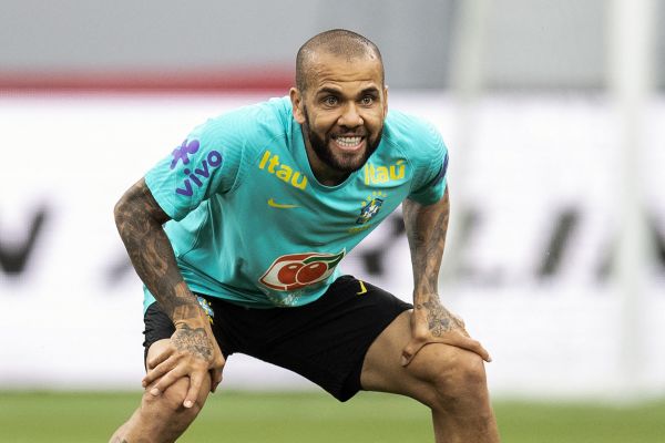 Dani Alves Se Burla De Los Medios Tras Su Posible Llegada Al Equipo Del Vasco Aguirre En El 