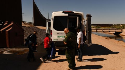 Las autoridades migratorias reportan un alza de 21% sobre niños no acompañados que llegan a la frontera.