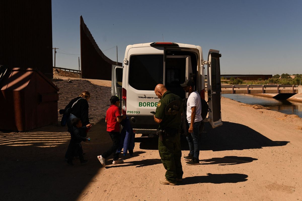 Las autoridades migratorias reportan un alza de 21% sobre niños no acompañados que llegan a la frontera.
