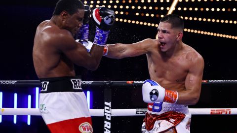 Edgar Berlanga conecta al colombiano Alexis Angulo en pelea realizada en el teatro del Madison Square Garden.