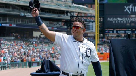 Miguel Cabrera homenajeado por los Detroit Tigers.