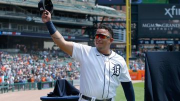 Miguel Cabrera homenajeado por los Detroit Tigers.