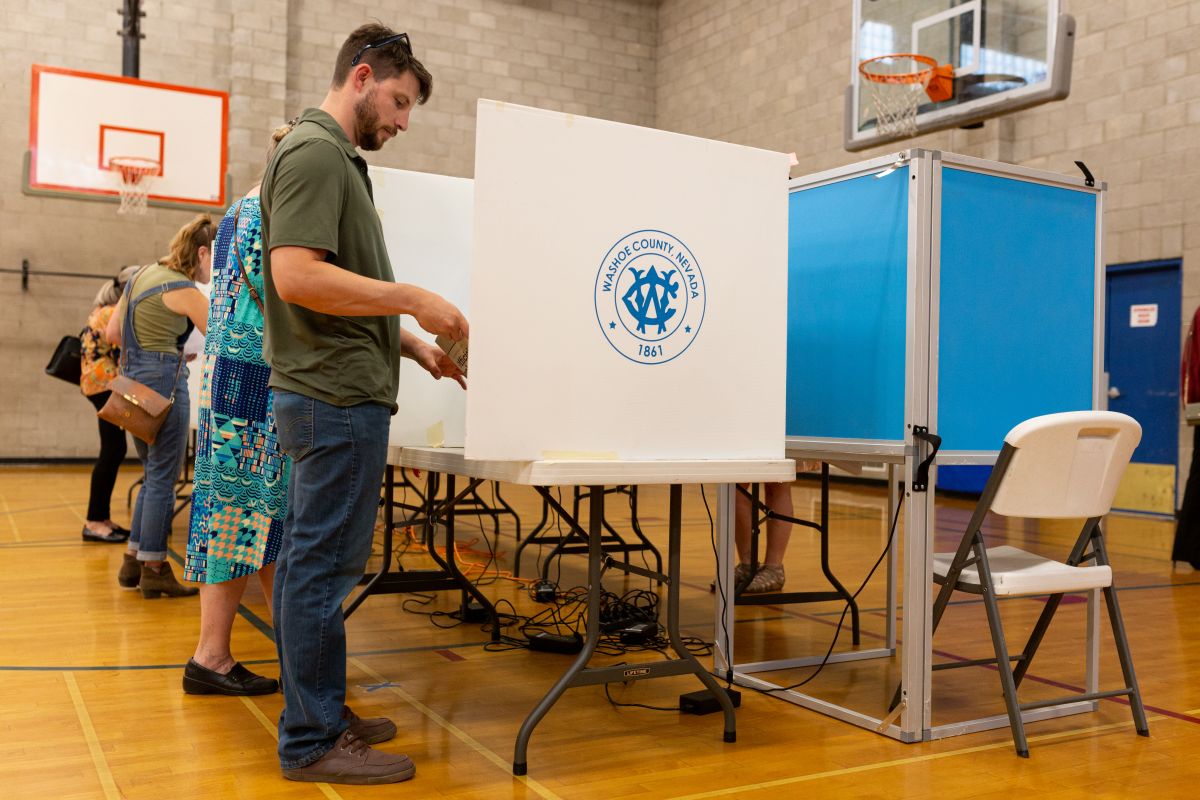 Los votantes asistieron a las urnas en las primarias de Nevada el 14 de junio de 2022 en Reno.