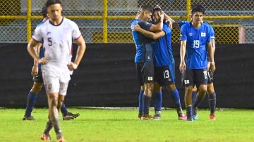 Jugadores de El Salvador festejan el gol de Alexander Larín