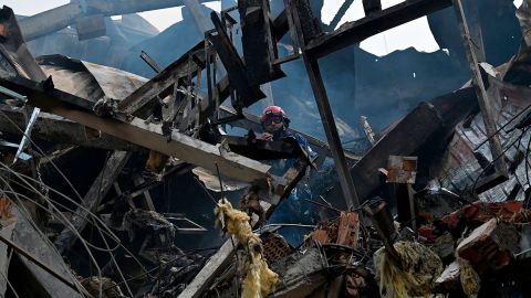 Rusia ataca con misil centro comercial en Ucrania donde se reportan varios muertos