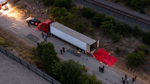 Madre de chofer acusado de la muerte de 53 migrantes en Texas, confiesa que si lo tuviera de frente "lo agarraba a cachetadas",