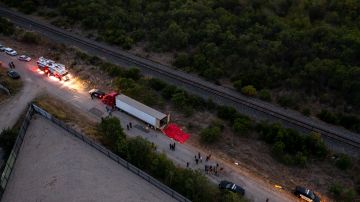 Encuentran al menos 42 migrantes muertos dentro de tráiler abandonado en Texas