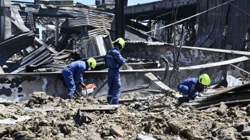 Explosión por misil ruso deja 10 muertos en zona de apartamentos al sur Ucrania
