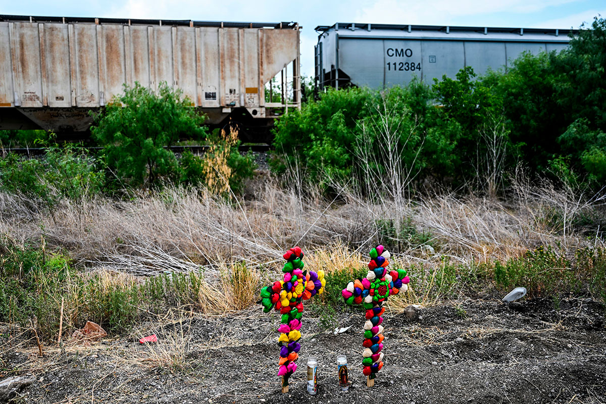 Familiares colocan cruces donde fallecieron los migrantes en San Antonio, Texas.