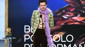 Harry Styles aceptando el premio a Best Pop Solo Performance por 'Watermelon Sugar' en el escenario de los Premios GRAMMY Awards 2021.