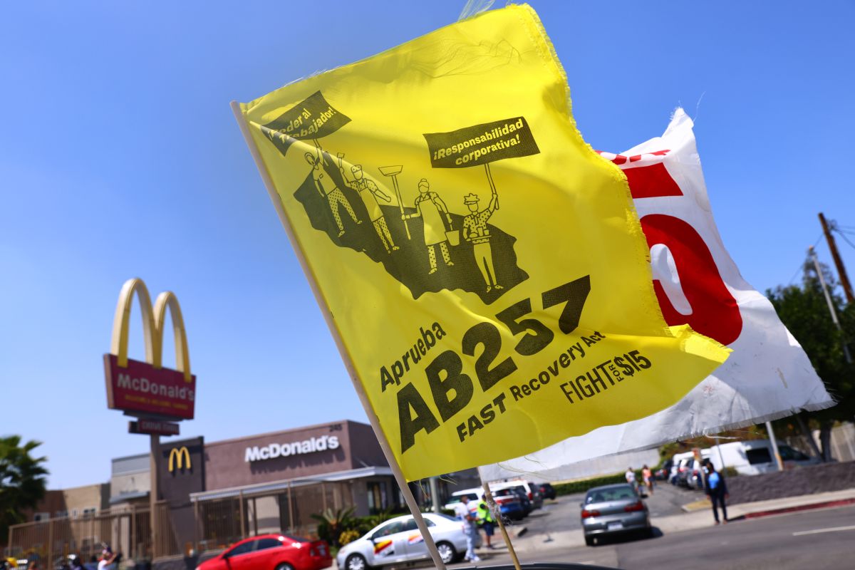 Trabajadores de comida rápida de California piden que los legisladores aprueben la ley AB 257.