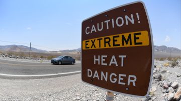 Hallan sin vida a hombre cuyo auto se quedó sin gasolina en Valle de la Muerte, el sitio más caluroso del planeta