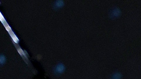 Paul McCartney presentándose en el escenario de la Ceremonia de Inducción al Salón de la Fama del Rock & Roll 2021.