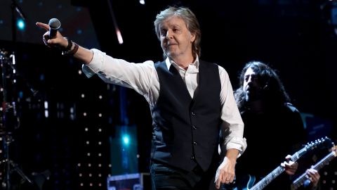 Paul McCartney presentándose en el escenario de la Ceremonia de Inducción al Salón de la Fama del Rock & Roll 2021.