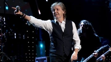 Paul McCartney presentándose en el escenario de la Ceremonia de Inducción al Salón de la Fama del Rock & Roll 2021.