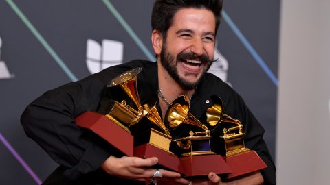 Camilo posando en el salón de prensa de los Latin GRAMMY Awards 2021.