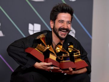 Camilo posando en el salón de prensa de los Latin GRAMMY Awards 2021.