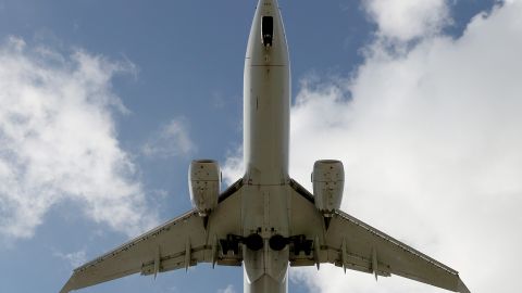 Avión pierde tren de aterrizaje al llegar a Miami y se incendia en la pista; hay tres heridos