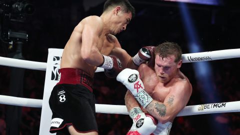 Saúl Álvarez durante su pelea contra Dmitry Bivol.