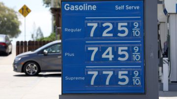 El precio de la gasolina varía por estados, pero en California ha alcanzado costos poco vistos.