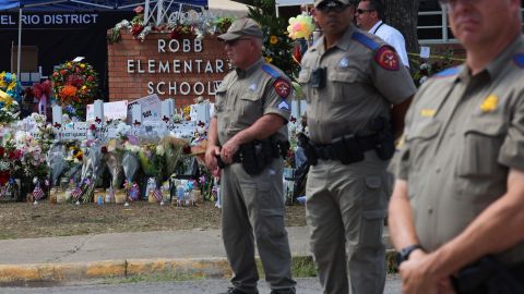 Empleado de funeraria en Uvalde intentó confrontar al tirador de la escuela, pero policía se lo impidió