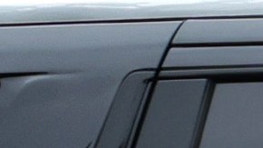 Johnny Depp saludando a sus defensores desde su vehículo mientras deja el palacio de justicia del condado de Fairfax, Virginia.