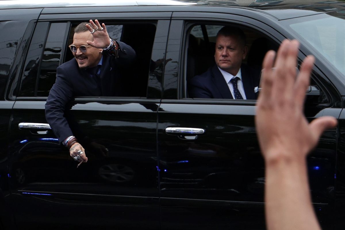 Johnny Depp saludando a sus defensores desde su vehículo mientras deja el palacio de justicia del condado de Fairfax, Virginia.