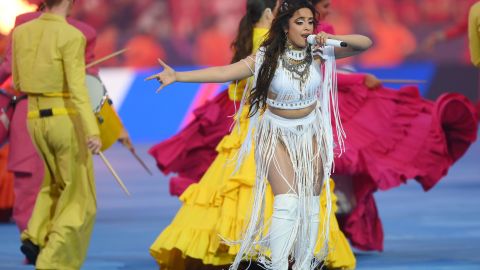 Camila Cabello durante su presentación en el Stade de France.