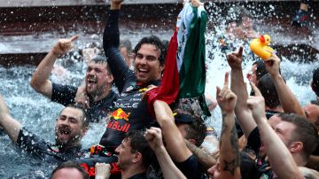 El mexicano Sergio 'Checo' Pérez celebrando en la alberca de Montecarlo tras ganar el GP de Mónaco 2022 de la F1.