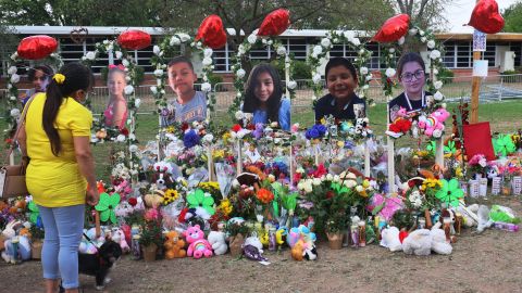 Niña sobreviviente de Uvalde es hospitalizada al borde de un ataque al corazón al visitar las cruces de sus compañeros