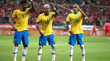 Paquetá, Neymar y Raphinha bailan para celebrar uno de los tantos brasileños.