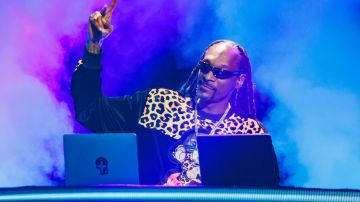 SANTA MONICA, CALIFORNIA - JUNE 05: Snoop Dogg como DJ Snoopadelic presentándose en los MTV Movie &TV Awards 2022.