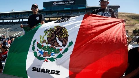 El piloto mexicano ganó su primera carrera este domingo.