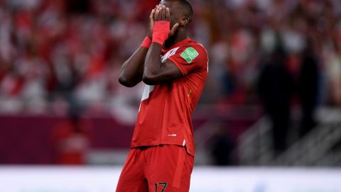 Luis Advíncula luego de fallar el penal decisivo contra Australia.