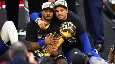 Gary Payton II y Juan Toscano-Anderson posan con el trofeo de la NBA.