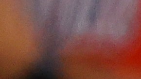 Juan Toscano-Anderson sostiene el trofeo de la NBA.