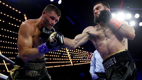 El boxeador canadiense derrotó a Smith Jr. en el segundo round.