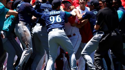 Los jugadores se entraron a golpes en el segundo inning.