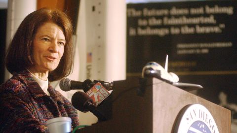 La Dra. Sally Ride, la primera mujer estadounidense en viajar al espacio, habla con los medios de comunicación en el Museo Aeroespacial de San Diego el 7 de febrero de 2003 en San Diego, California.