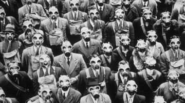 Personas usando las máscaras antigás de aquella época.