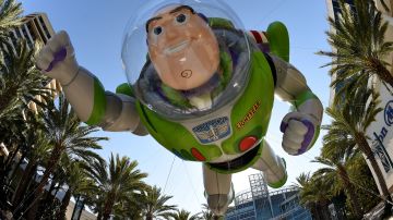 Buzz Lightyear flotando encima de la entrada de la D23 EXPO 2015.