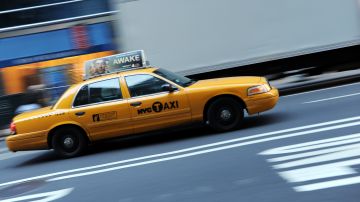 Taxi embiste a peatones en Nueva York; grupo levanta vehículo para rescatar a las víctimas