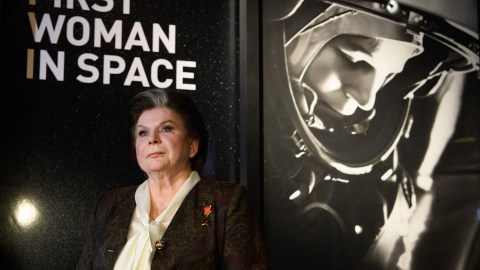 La cosmonauta rusa jubilada Valentina Tereshkova posa para fotografías antes de un evento en el Museo de Ciencias el 15 de marzo de 2017 en Londres, Inglaterra.