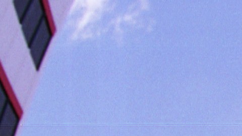 Grupos vestidos como extraterrestres recorren el centro de Roswell, Nuevo México, el 1 de julio de 2000 mientras participan en el Encuentro anual de ovnis, que dura hasta el 4 de julio de 2000. El festival anual surge de un misterioso accidente al noroeste de Roswell en 1947.
