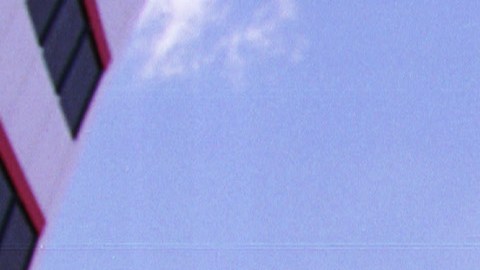 Grupos vestidos como extraterrestres recorren el centro de Roswell, Nuevo México, el 1 de julio de 2000 mientras participan en el Encuentro anual de ovnis, que dura hasta el 4 de julio de 2000. El festival anual surge de un misterioso accidente al noroeste de Roswell en 1947.