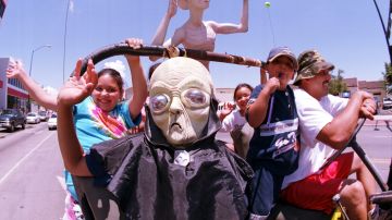 Grupos vestidos como extraterrestres recorren el centro de Roswell, Nuevo México, el 1 de julio de 2000 mientras participan en el Encuentro anual de ovnis, que dura hasta el 4 de julio de 2000. El festival anual surge de un misterioso accidente al noroeste de Roswell en 1947.